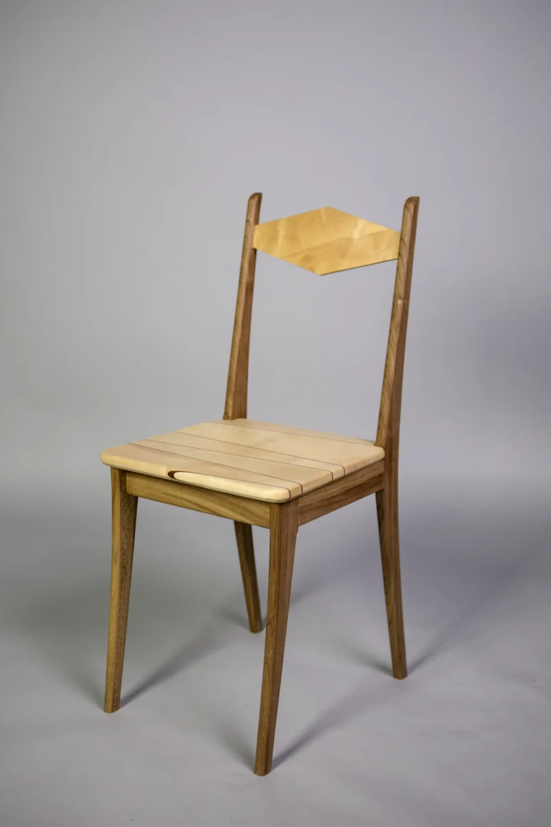Chaise au dossier losange