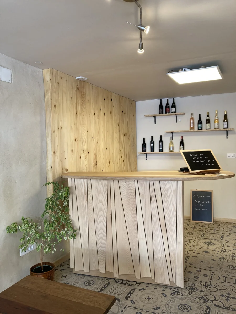 Comptoir et étagères à bouteilles