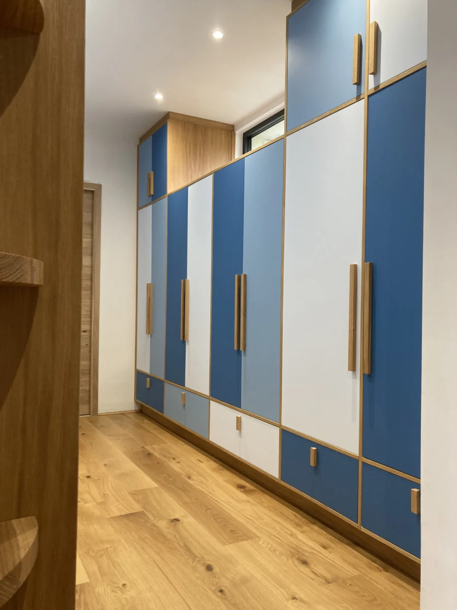 Placards aux portes bleues