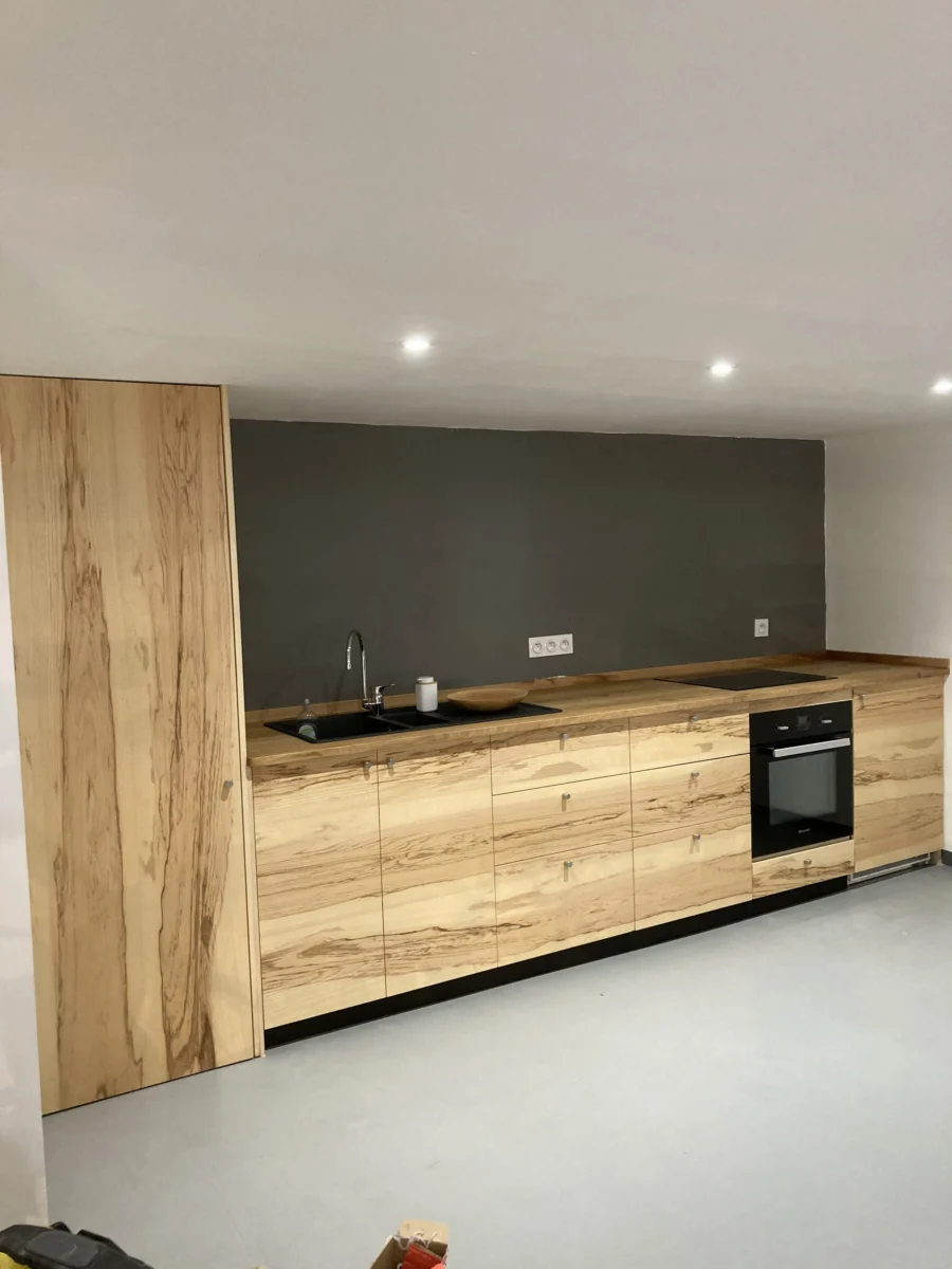Cuisine au panneau à bord naturel