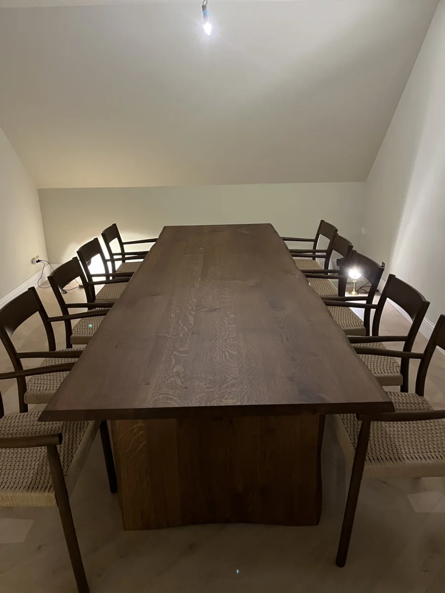 Grande table et chaises