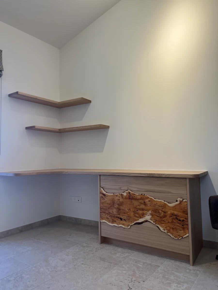 Bureau d’angle à bord naturel