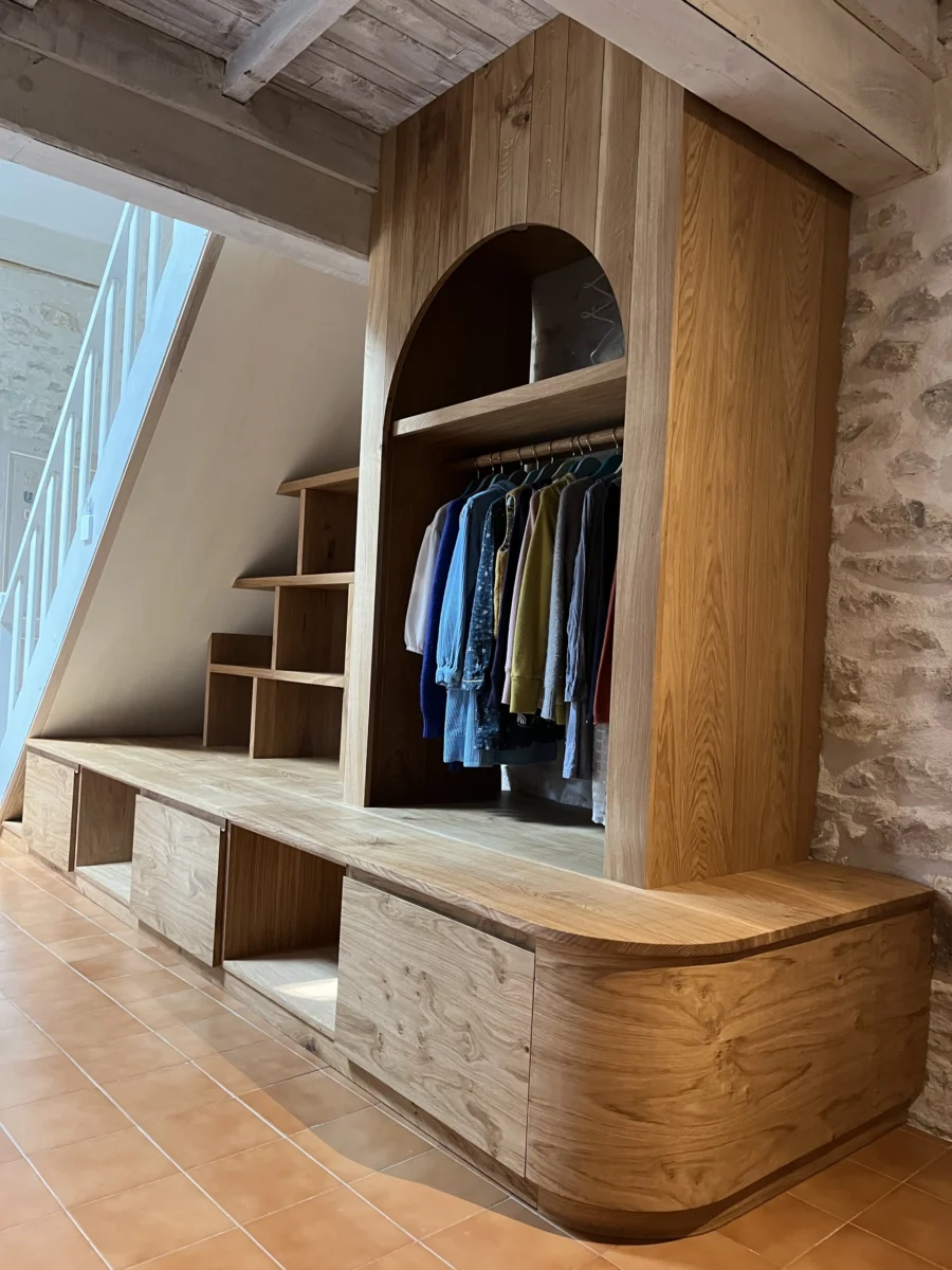 Dressing arrondi sous l’escalier