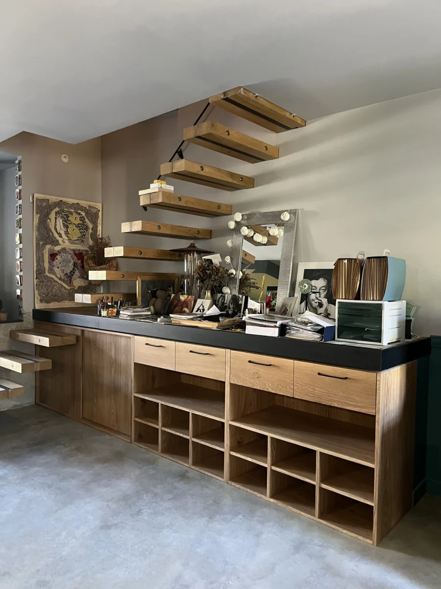 Escalier suspendu et rangements