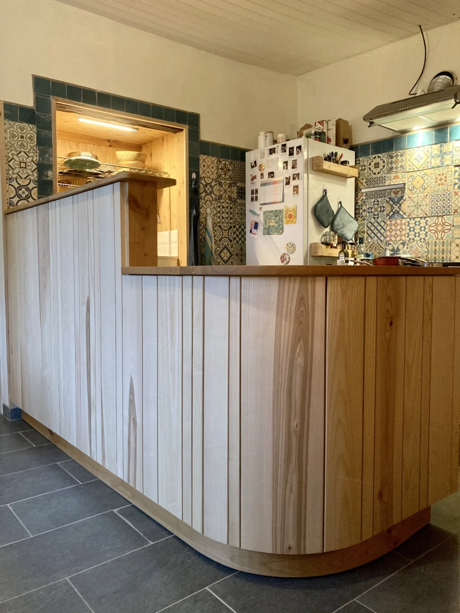 Comptoir courbe habillé de lames de bois clair