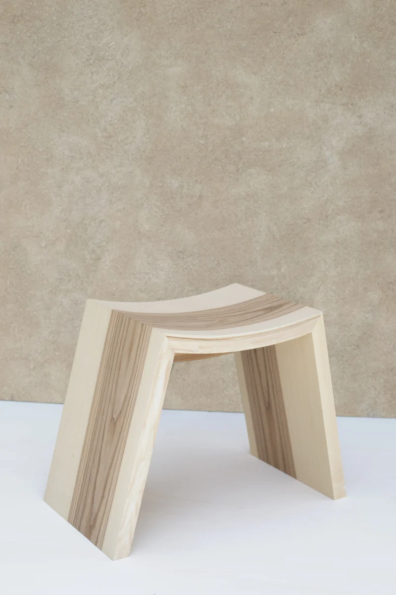 Tabouret en bois clair à assise creusée